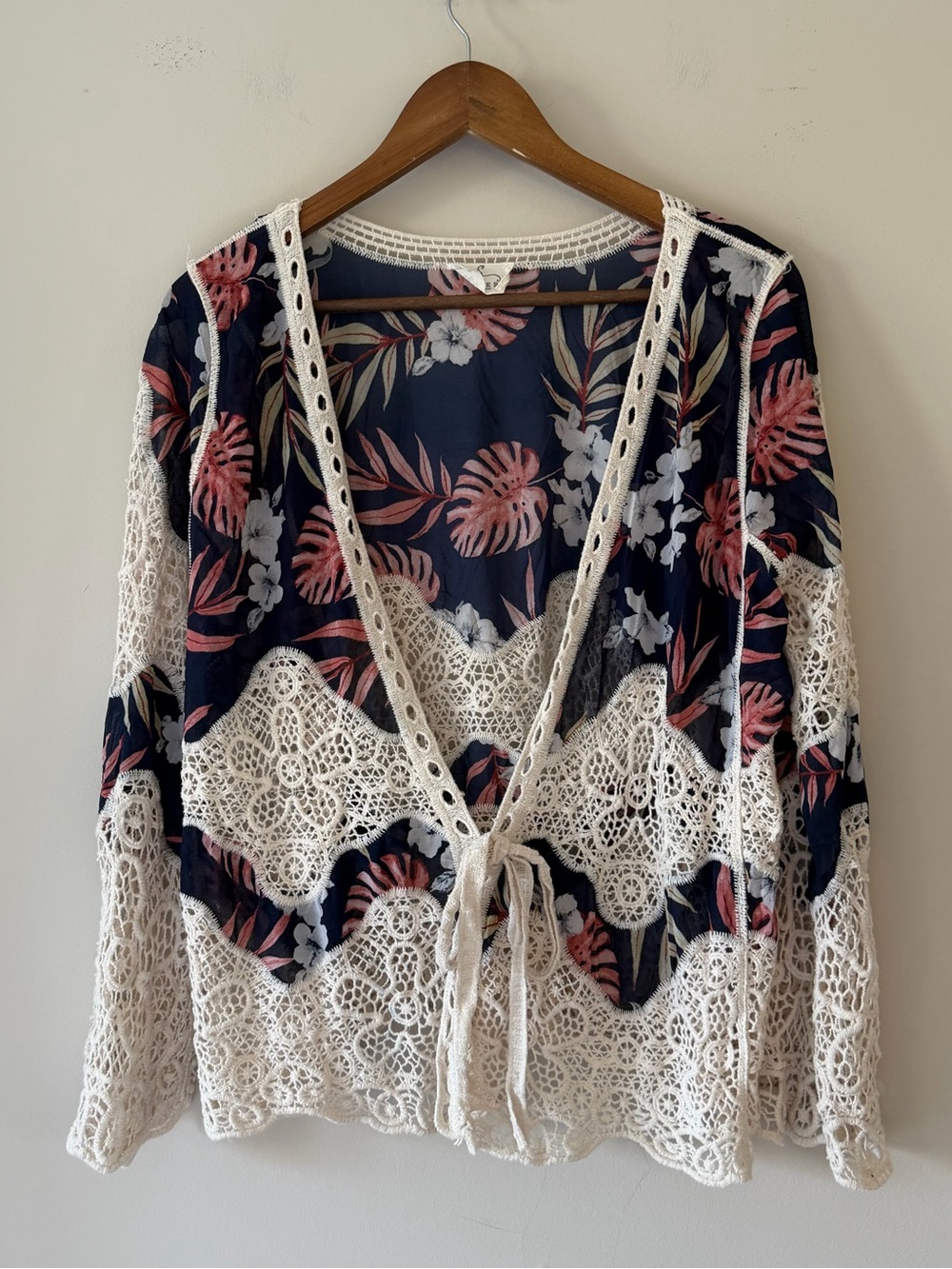 Ember Navy Floral Cream Crochet Tie-Front Wrap Blouse Size Large